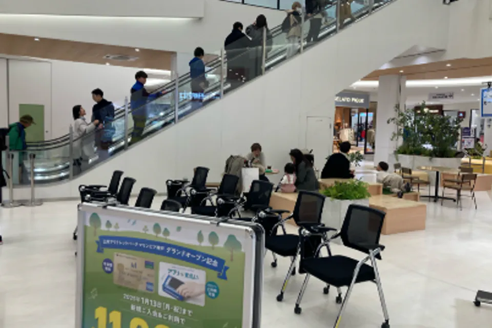 【三井アウトレットパーク マリンピア神戸】1階 南西エスカレーター前
