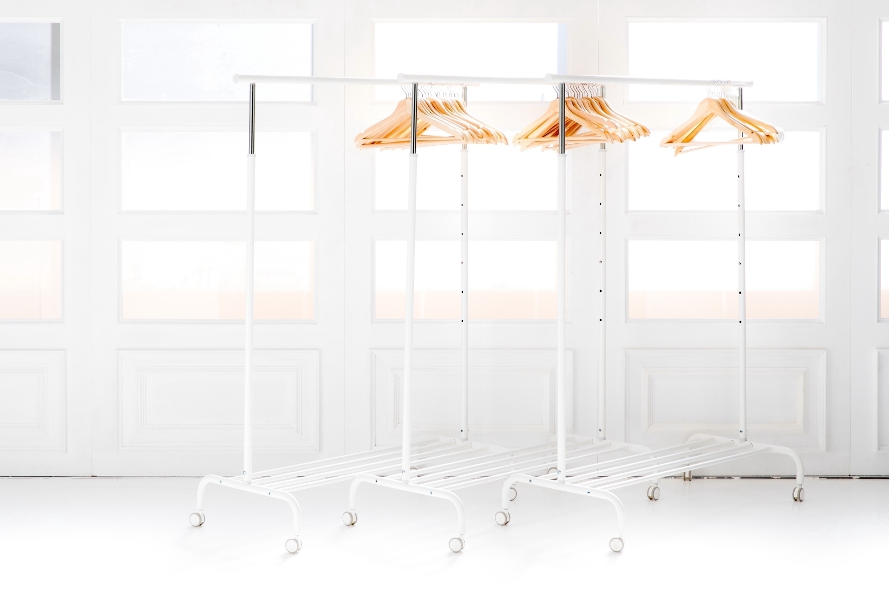 系列店に同じハンガーラックが3台ございます。ご希望の場合は追加でお使い頂けますので、合計5台揃えることが可能です。展示会に便利です。