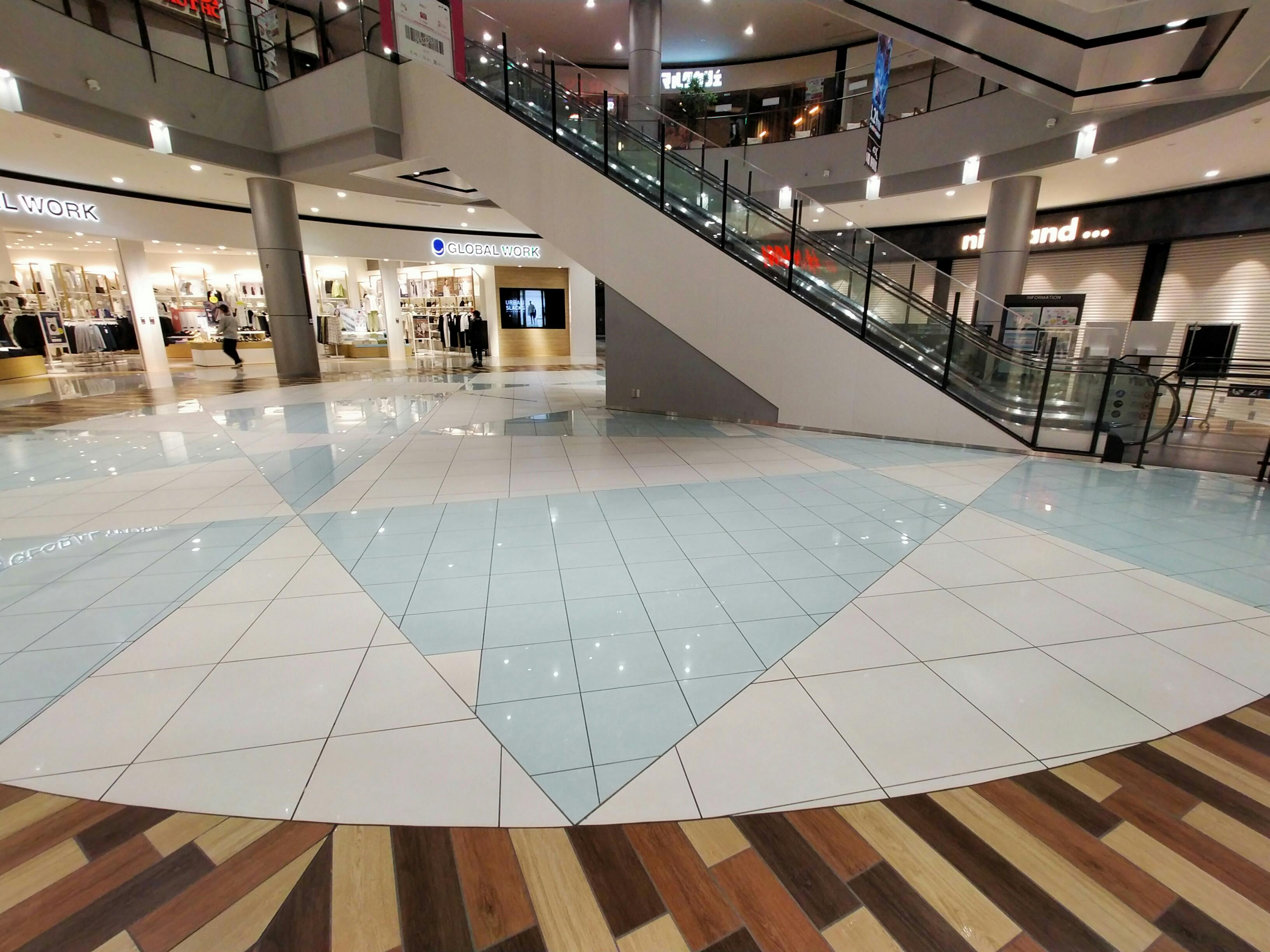 【イオンモール四條畷】水のコート(H＆M前)の画像