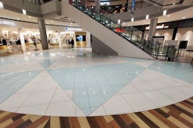 【イオンモール四條畷】水のコート(H&M前)