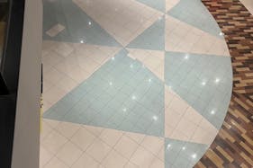 【イオンモール四條畷】水のコート(H&M前)