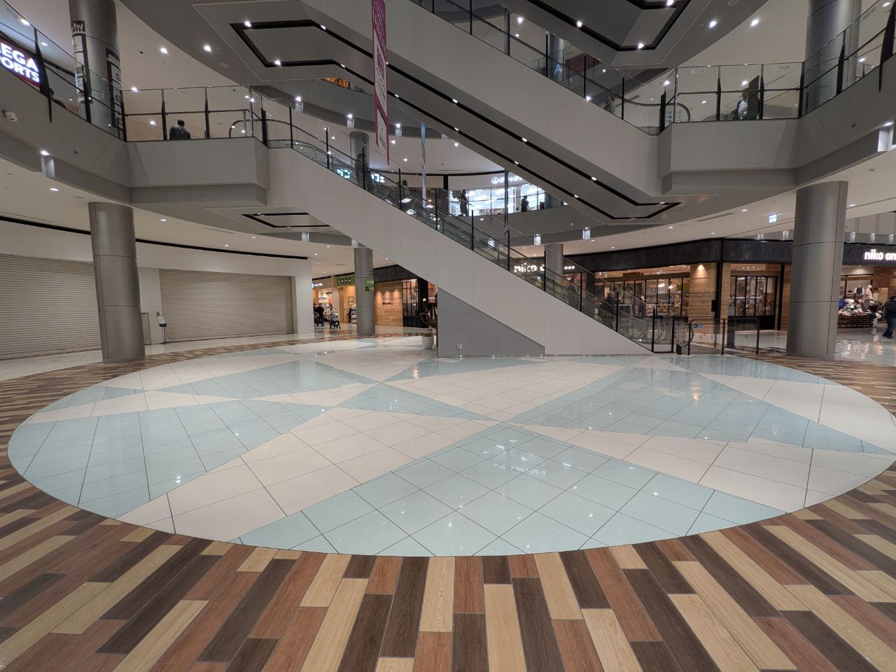 【イオンモール四條畷】⑥　1階 水のコート（大）