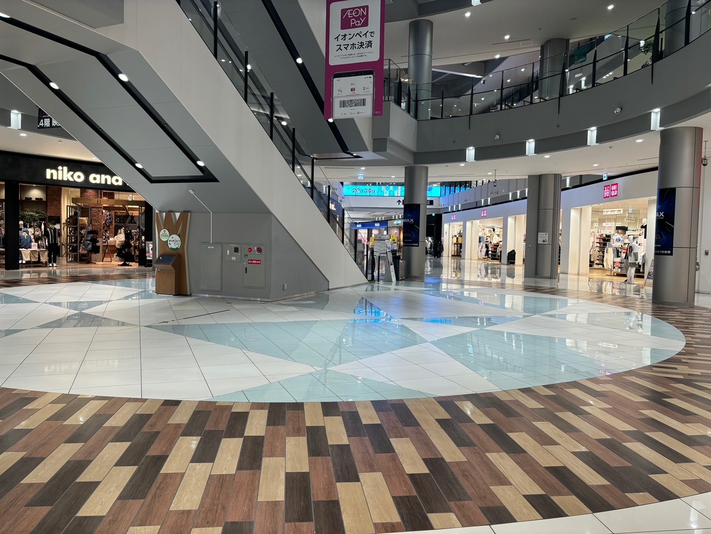 【イオンモール四條畷】⑥　1階 水のコート（大）
