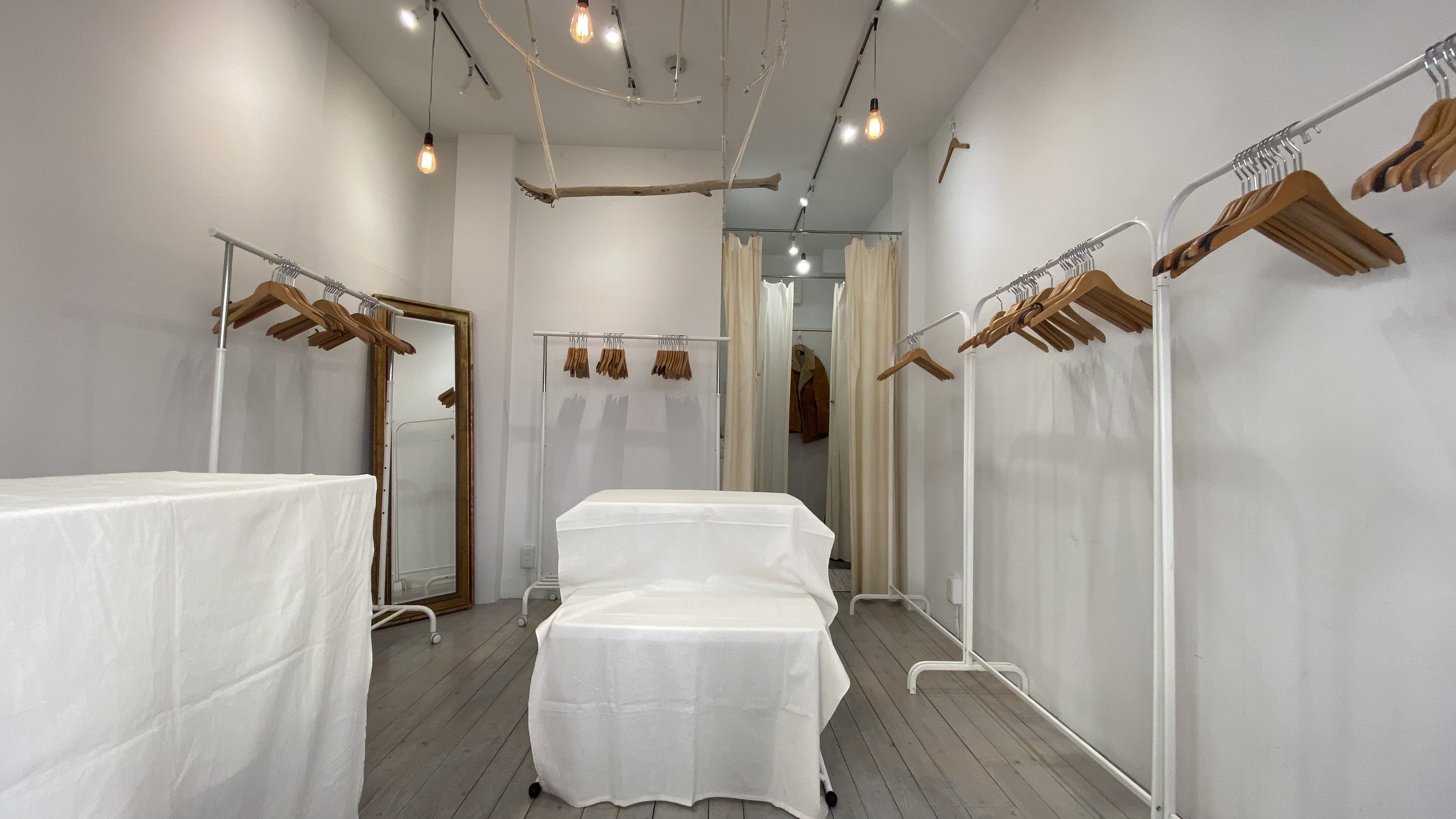 高さ固定式３台・高さ調整式２台・テーブル２台(高さを変えて)・流木設置例