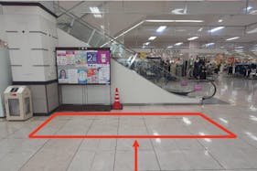 【イオン古川店】プロモーションイベントや物販イベントに最適な通行量の多い1Fエスカレーター横(右側)スペース