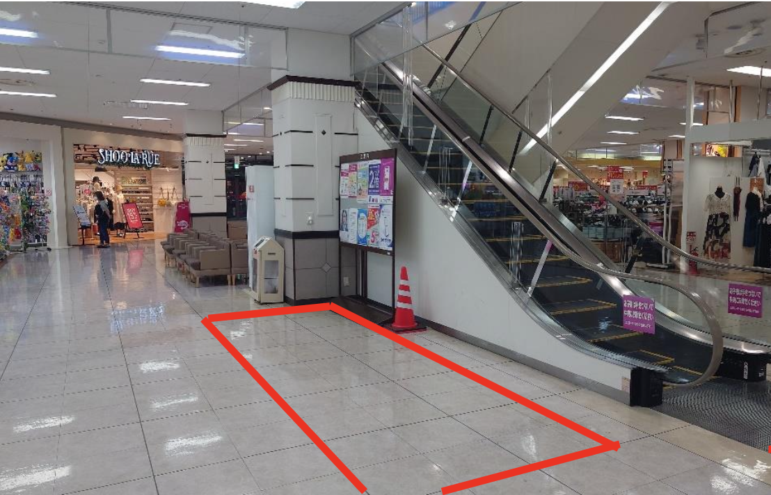 【イオン古川店】プロモーションイベントや物販イベントに最適な通行量の多い1Fエスカレーター横（右側）スペース