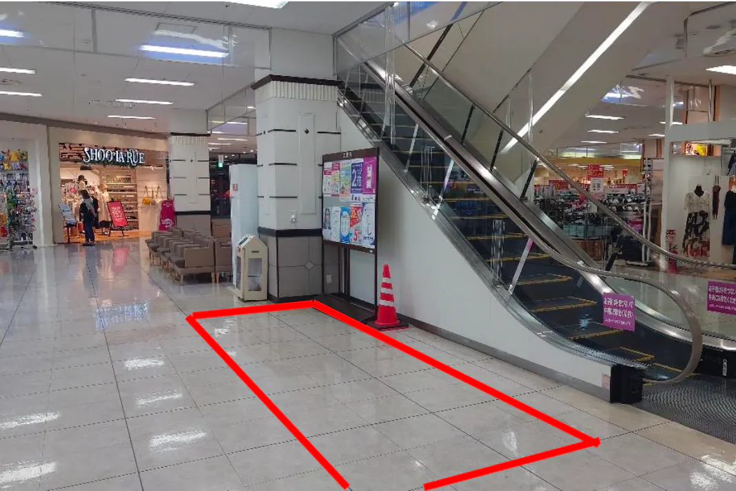 【イオン古川店】プロモーションイベントや物販イベントに最適な通行量の多い1Fエスカレーター横(右側)スペース
