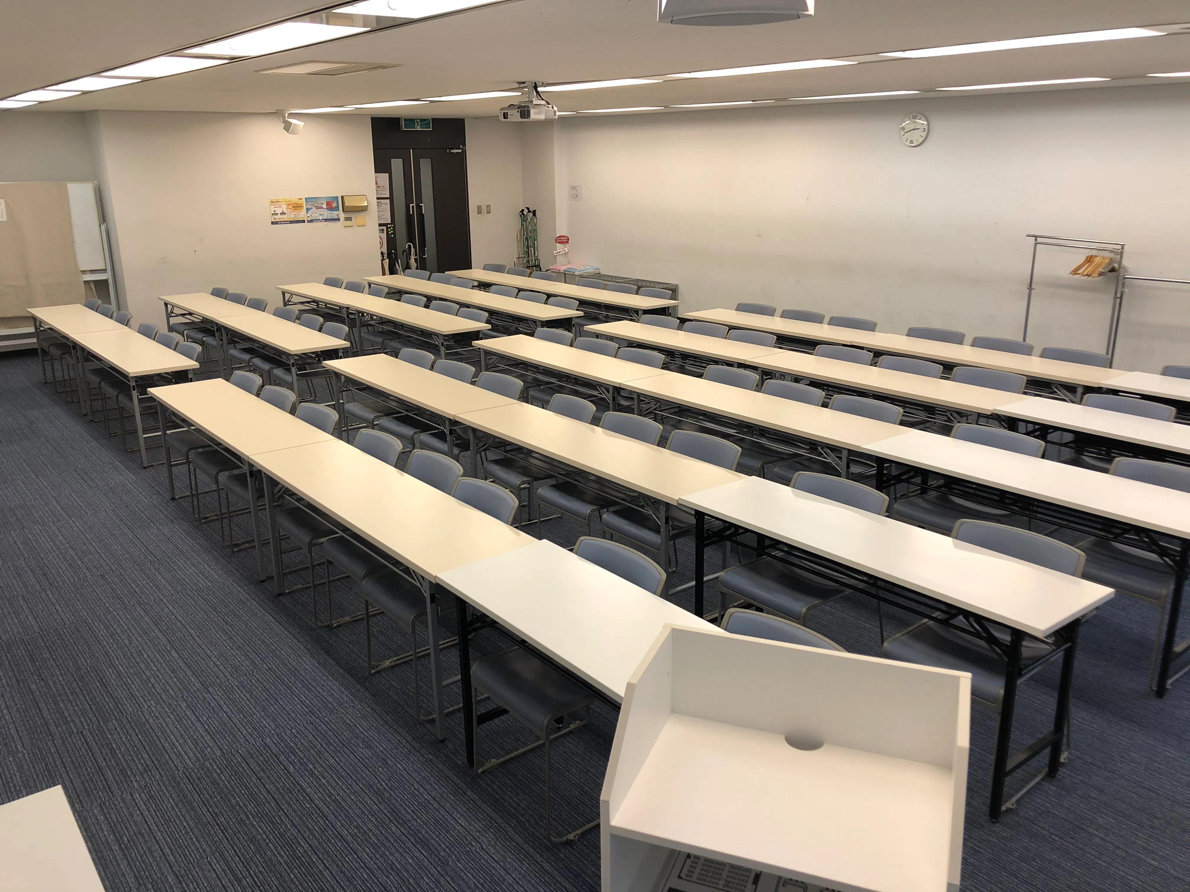 【本町・カーニープレイス｜本町駅1分】70名まで利用できる貸し4F会議室