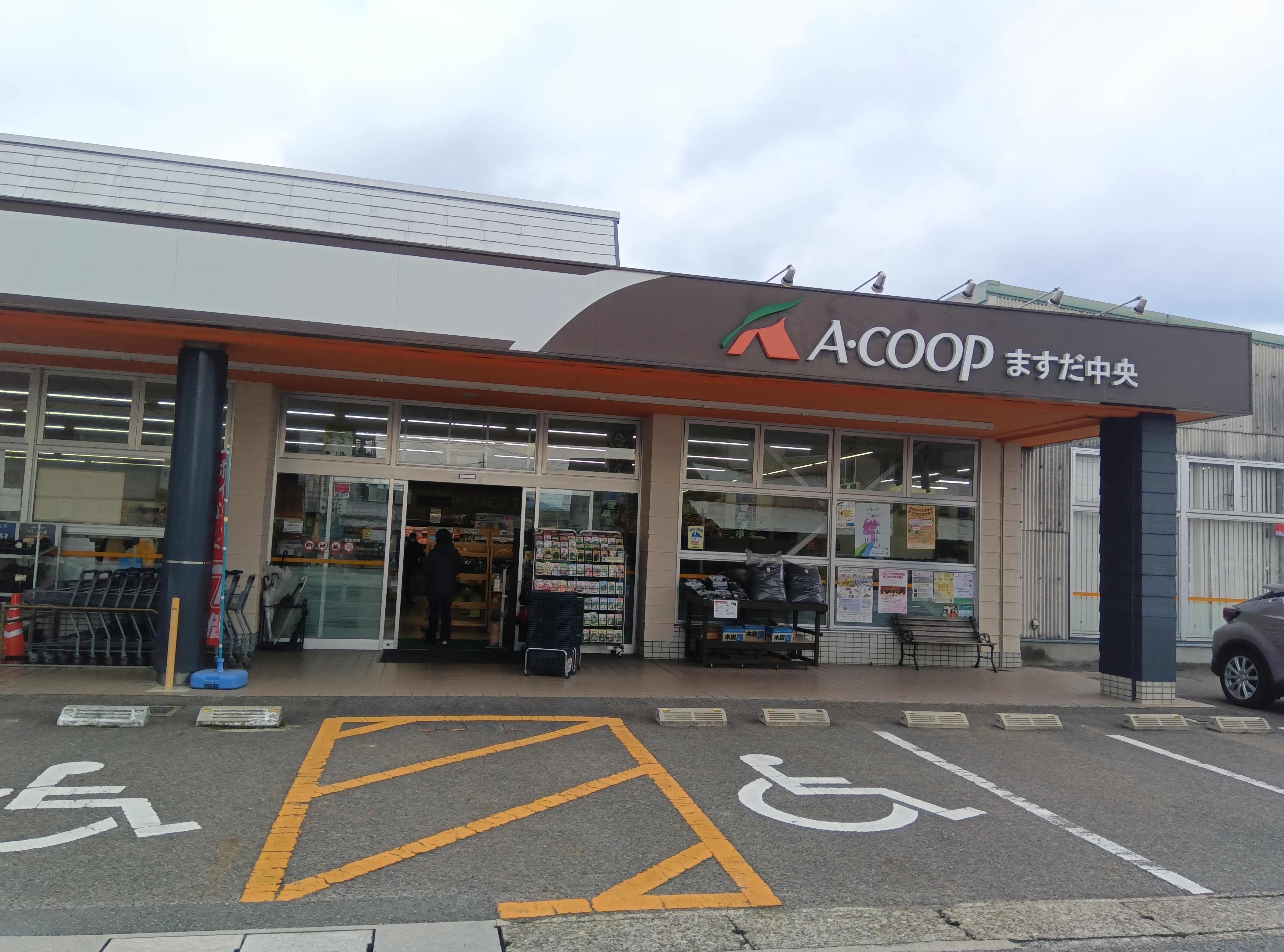 【Aコープますだ中央店】食物販や販促イベントに最適な店頭スペース