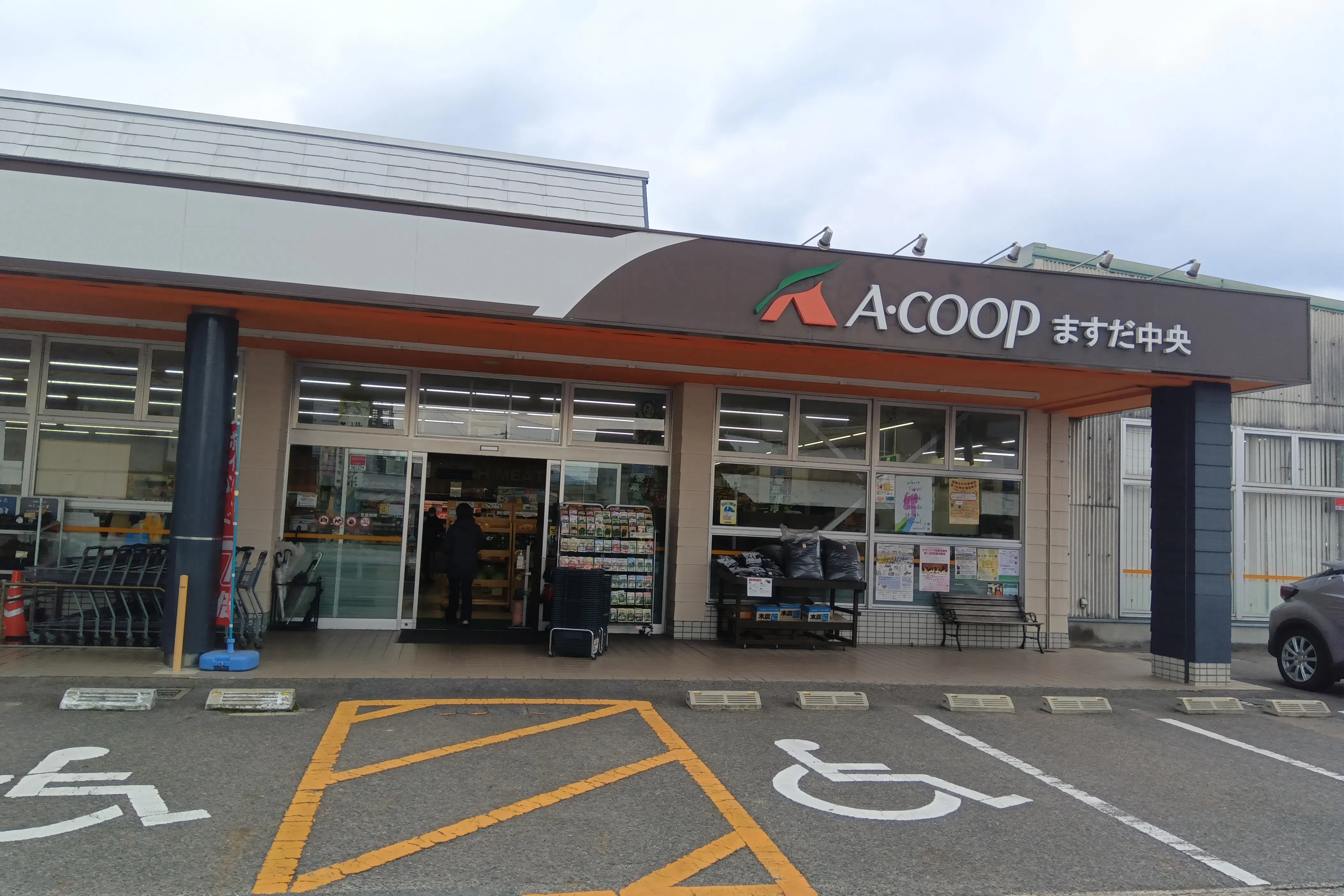 【Aコープますだ中央店】食物販や販促イベントに最適な店頭スペース