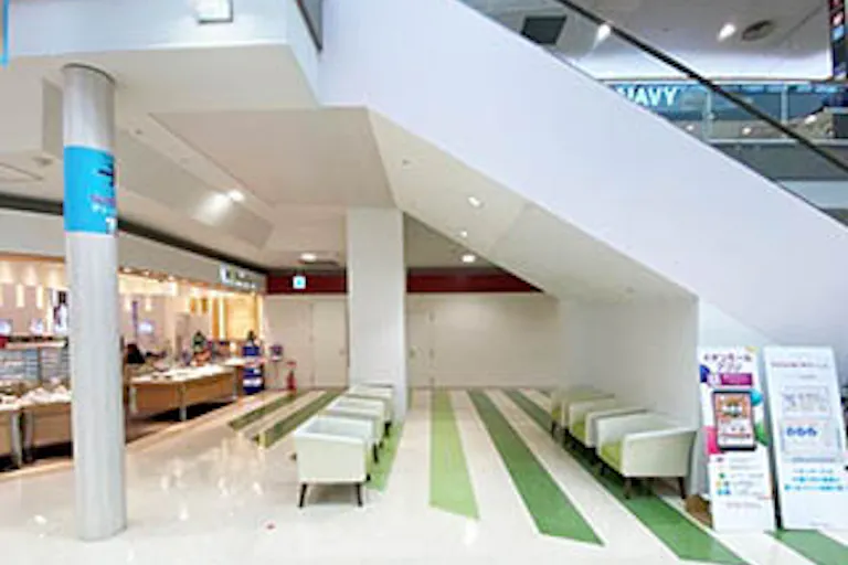 【イオンモール三光】中央スペース(中央エスカレータ付近)の画像1