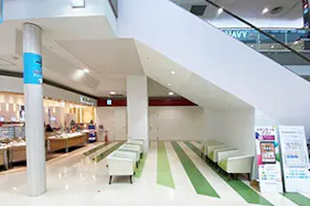 【イオンモール三光】中央スペース(中央エスカレータ付近)