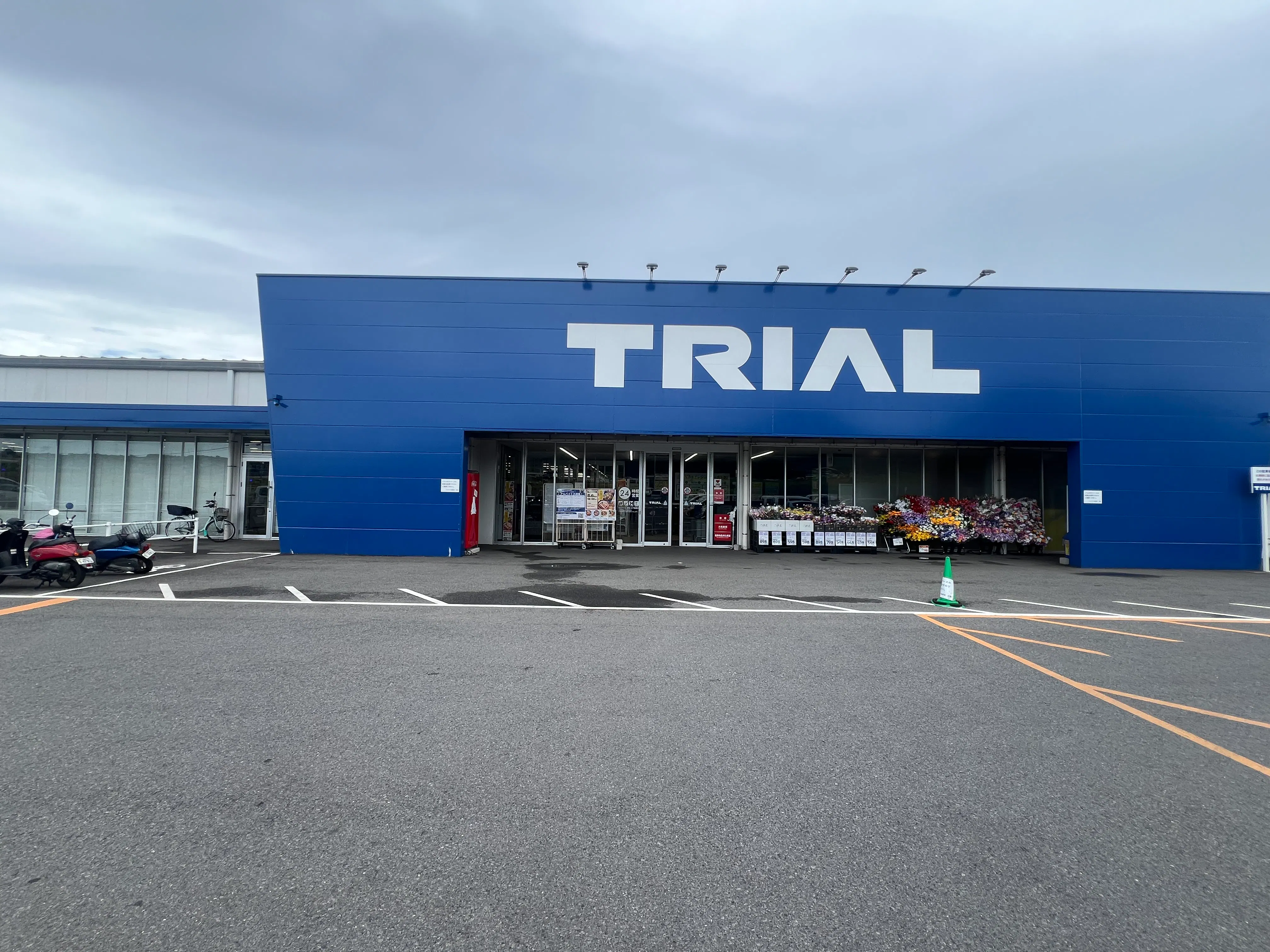 【スーパーセンタートライアル島原店】食物販（キッチンカー/テント）やPR活動の出店が可能な屋外イベントスペース