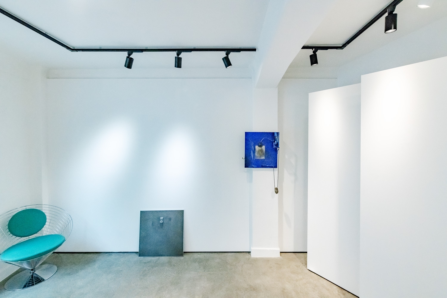 メインギャラリーX。2018年9月装い新たにフルリニューアルした、MUSEE GINZA のメイン空間です。レトロ×ホワイトキューブをテーマに、1932年の竣工当時から存在する躯体床をダイヤモンド研磨。90年前のコンクリートが美しくロマンスグレーの光沢を放って甦りました。緊張感ある白壁と高演色の特殊照明、可動式壁を備え、美しく展示できるホワイトキューブ空間となりました。