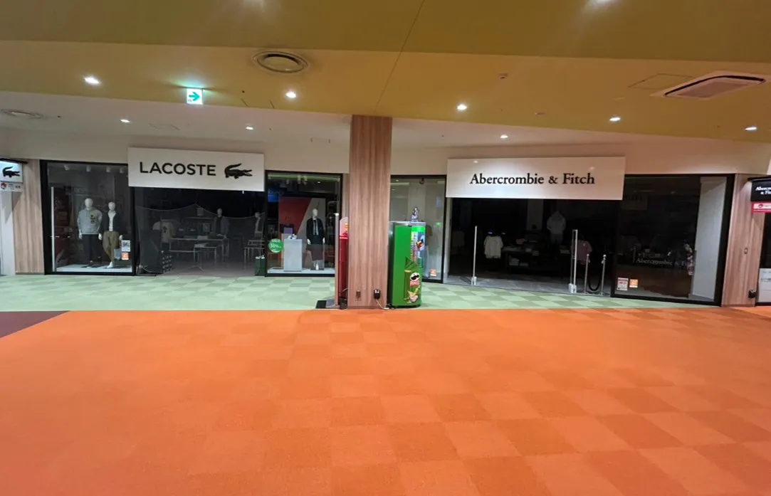 【三井アウトレットパーク 札幌北広島】メープル•モール２F 柱前（Abercrombie & Fitch前）