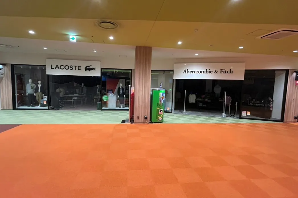 【三井アウトレットパーク 札幌北広島】メープル•モール2F 柱前(Abercrombie & Fitch前)