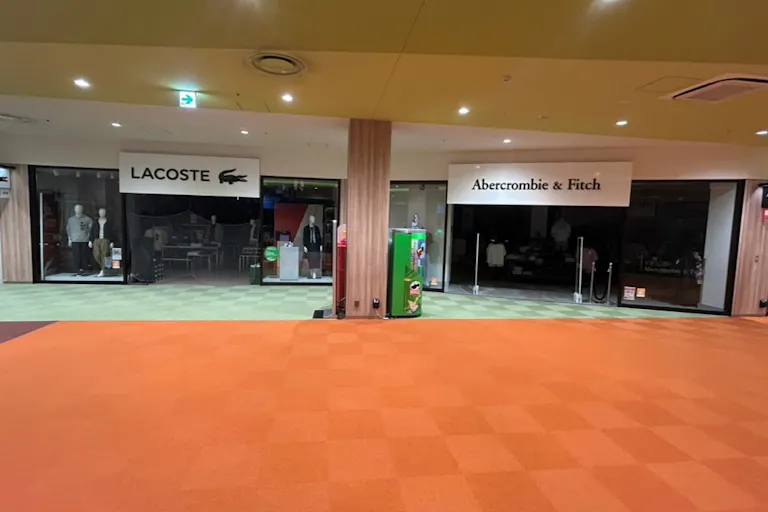 【三井アウトレットパーク 札幌北広島】メープル•モール2F 柱前(Abercrombie & Fitch前)の画像1