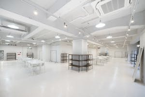 【本町駅/心斎橋駅5分】招待制のファッション系展示販売会やアート系展示会に最適な白を基調とした清潔感のあるレンタルスペース