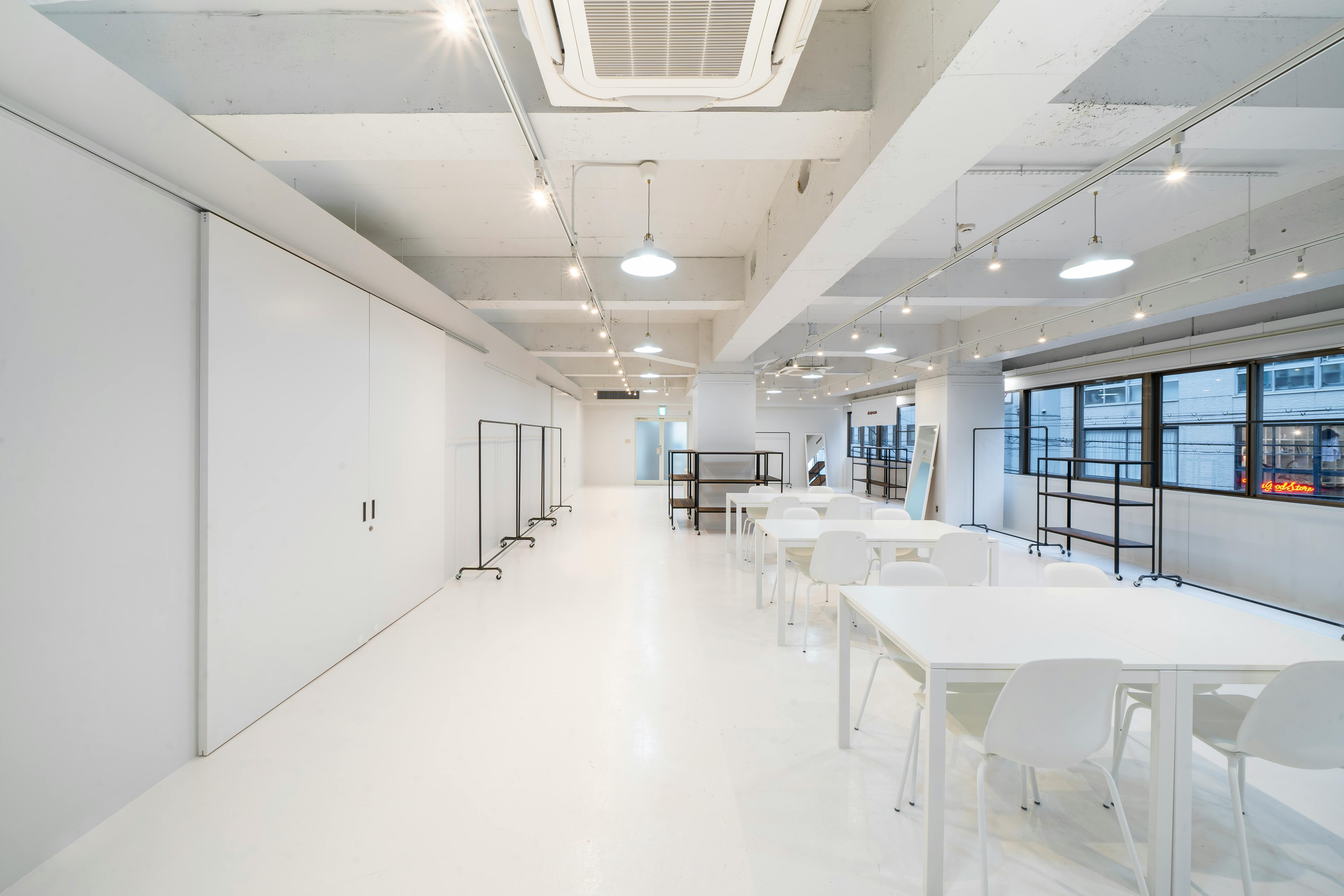 【本町駅/心斎橋駅5分】招待制のファッション系展示販売会やアート系展示会に最適な白を基調とした清潔感のあるレンタルスペース