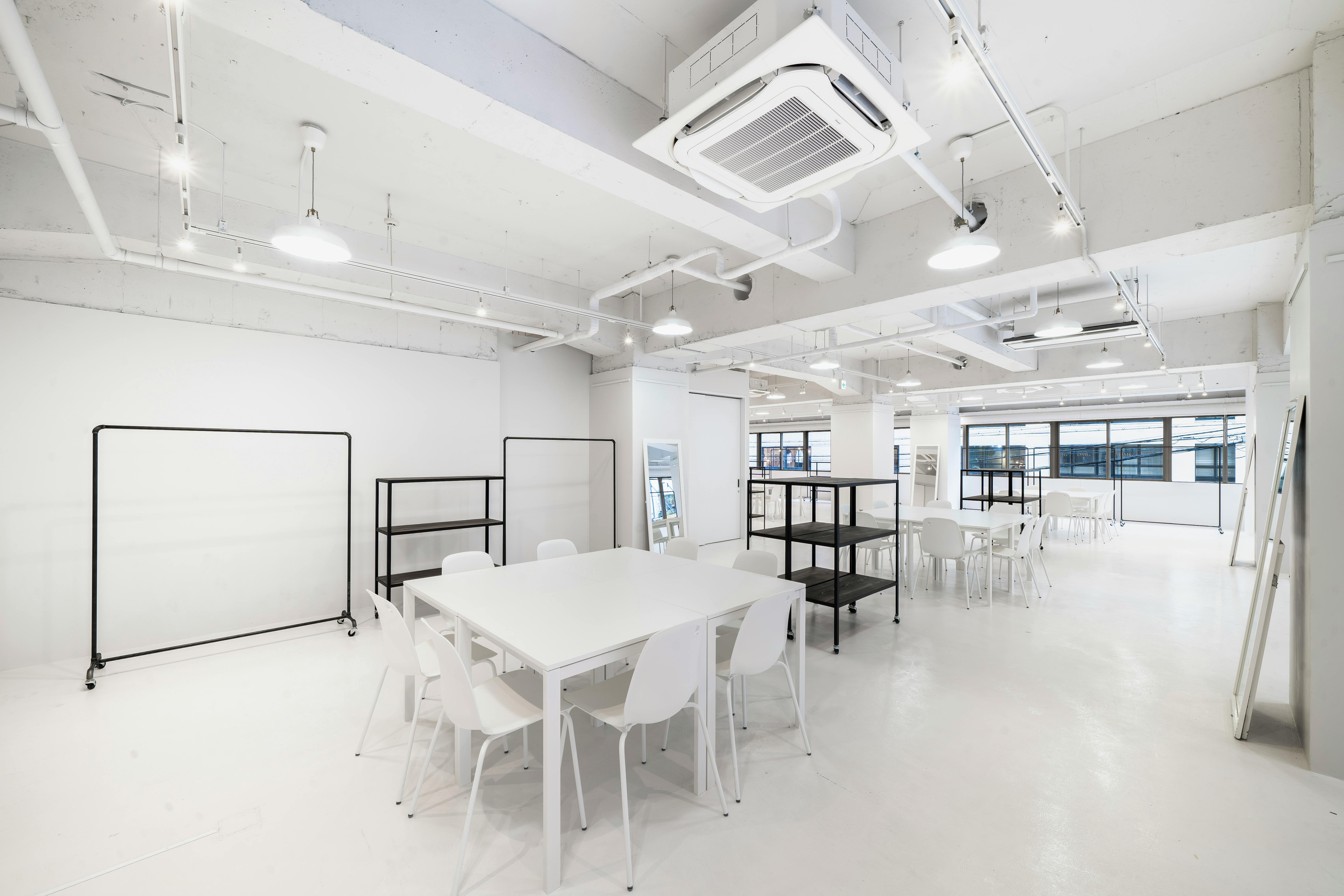 【本町駅/心斎橋駅5分】招待制のファッション系展示販売会やアート系展示会に最適な白を基調とした清潔感のあるレンタルスペース