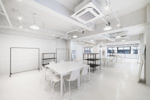 【本町駅/心斎橋駅5分】招待制のファッション系展示販売会やアート系展示会に最適な白を基調とした清潔感のあるレンタルスペース