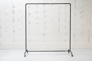 【本町駅/心斎橋駅5分】招待制のファッション系展示販売会やアート系展示会に最適な白を基調とした清潔感のあるレンタルスペース