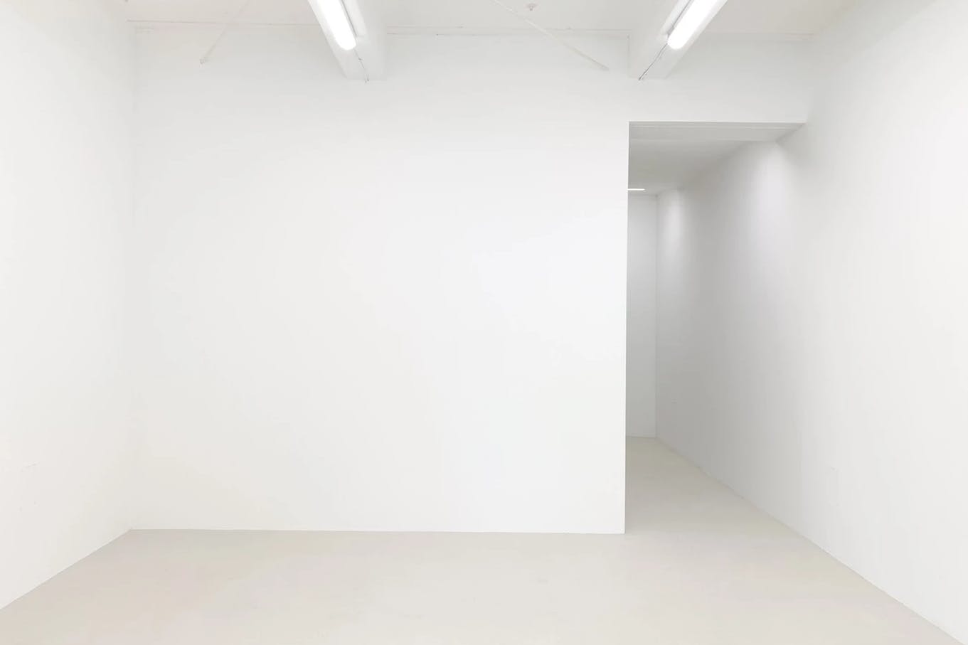白の壁面がシンプルな空間を演出しています