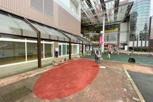 【イオンノア店】キッチンカーでの出店に最適な施設出入口と駐車場間にある屋外スペース