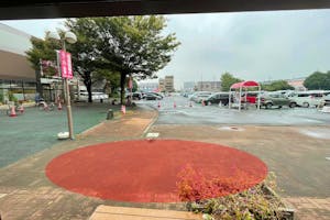 【イオンノア店】キッチンカーでの出店に最適な施設出入口と駐車場間にある屋外スペース