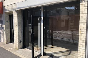 【祐天寺駅8分】ポップアップストアやアパレルの展示会に最適な駒沢通り沿いに面した路面スペース