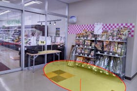 【オリンピック朝霞泉水店】プロモーションに最適な1F正面出入口風除室スペース