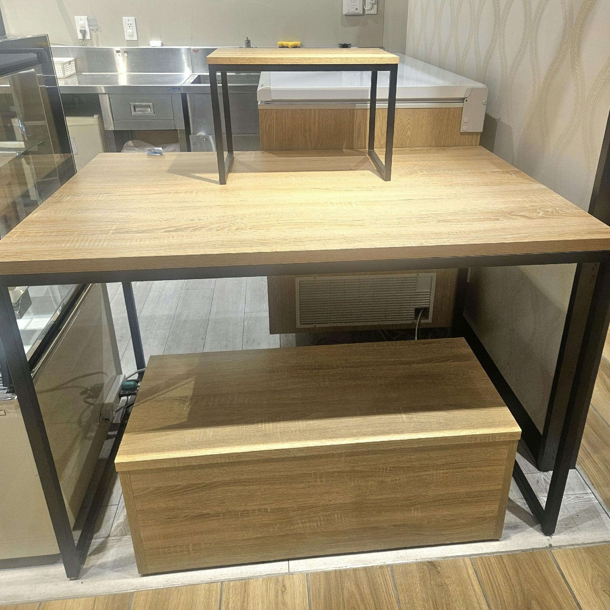 【貸出可能什器】テーブル大(W1200×D800×H825)　テーブル小(W450×D300×H300)　収納トロッコ付什器(W900×D600×H355)