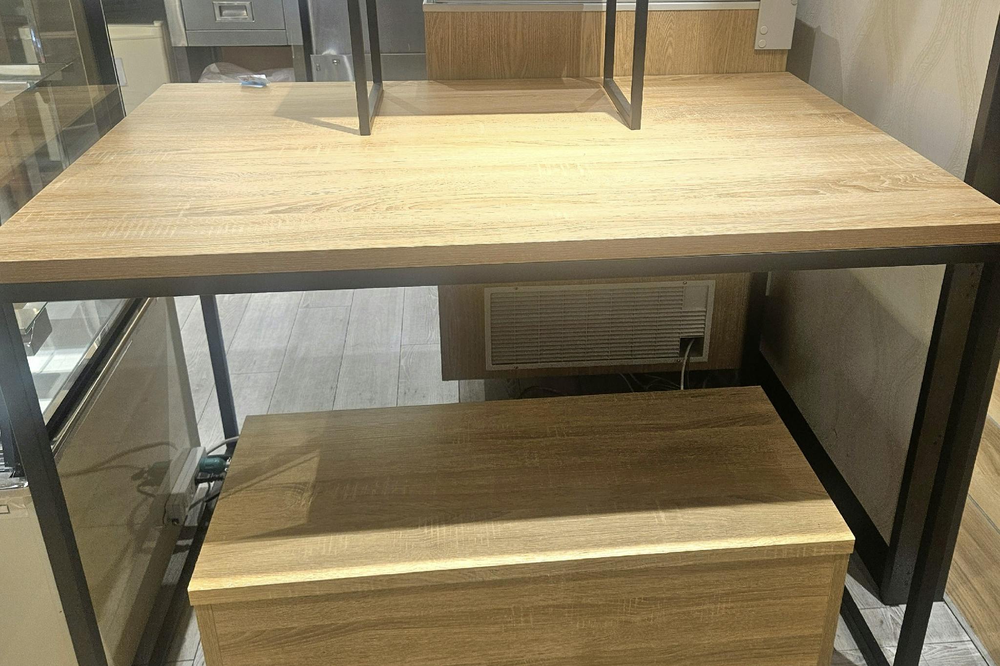 【貸出可能什器】テーブル大(W1200×D800×H825) テーブル小(W450×D300×H300) 収納トロッコ付什器(W900×D600×H355)