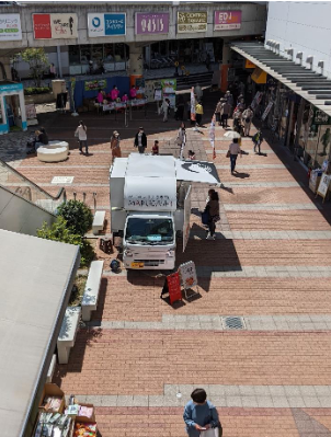 【もりのみやキューズモールBASE】「④1F オーエスドラッグ前」エスカレーター横で通行量の多い、キッチンカー催事向けの屋外スペース