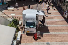 【もりのみやキューズモールBASE】「④1F オーエスドラッグ前」エスカレーター横で通行量の多い、キッチンカー催事向けの屋外スペース