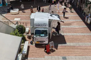 【もりのみやキューズモールBASE】「④1F オーエスドラッグ前」エスカレーター横で通行量の多い、キッチンカー催事向けの屋外スペース