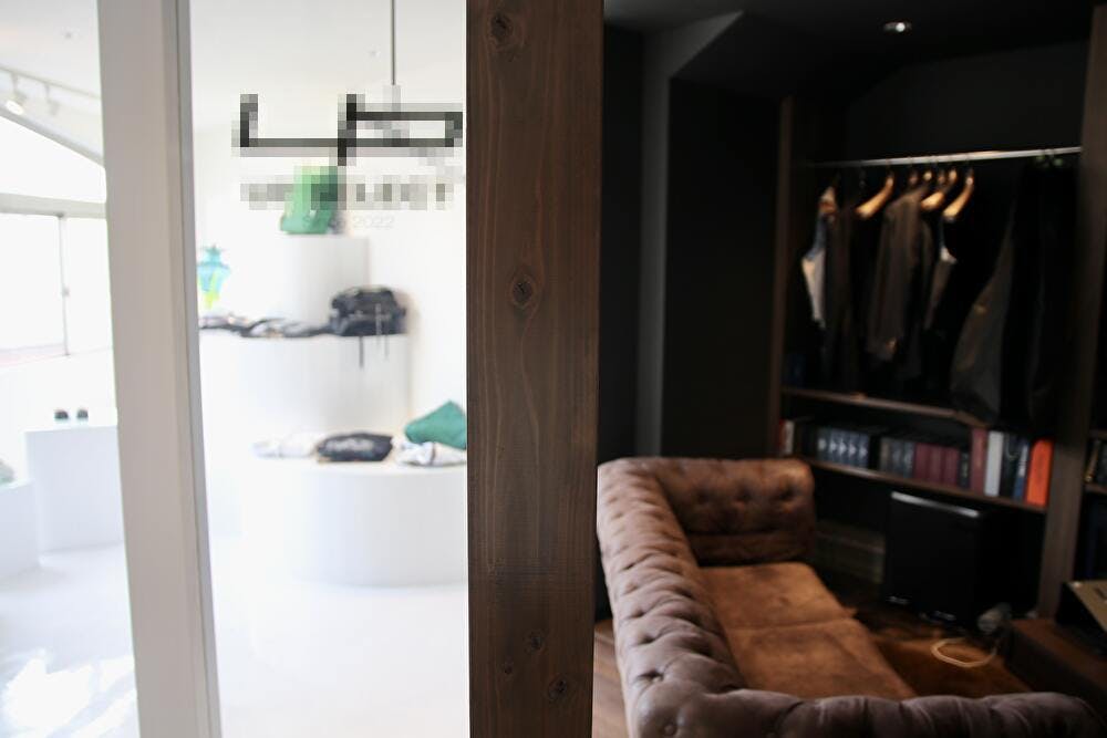 左と右では全く違う世界観を生み出しております。