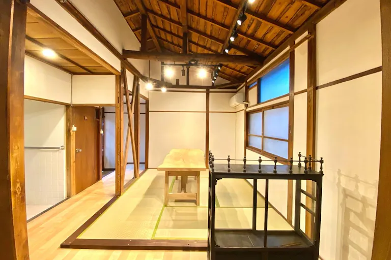 【Gallery A】6畳。天井の高い、畳仕立てのお部屋です。