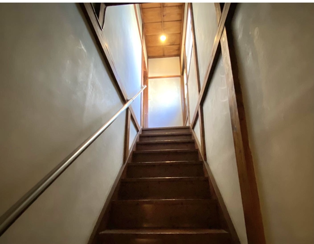 1階と2階をつなぐ階段。