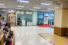 【マックスバリュ野辺地店】各種プロモーションイベントに最適な店舗出入口付近にあるイベントスペース