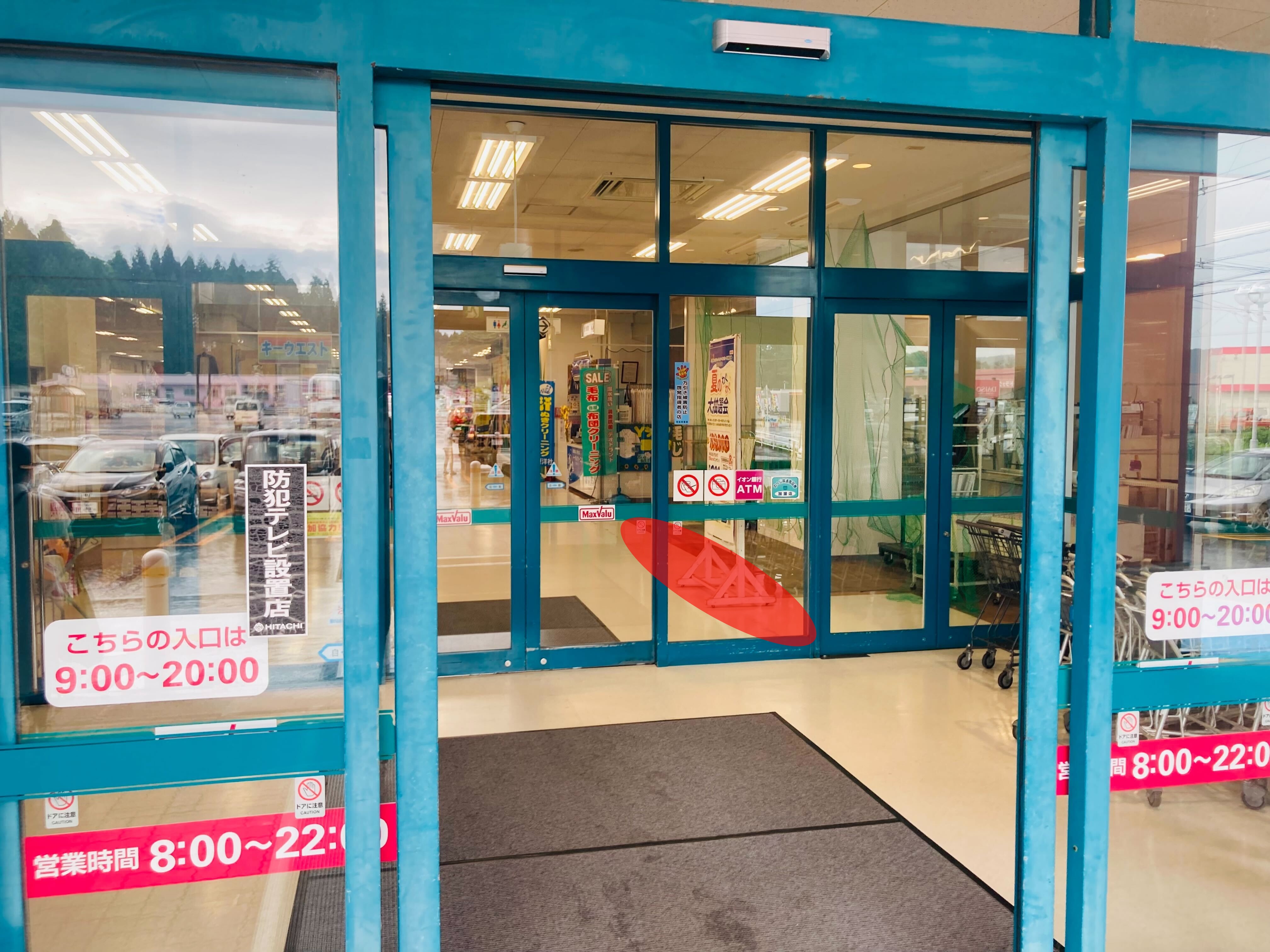 【マックスバリュ野辺地店】各種プロモーションイベントに最適な店舗出入口付近にあるイベントスペース