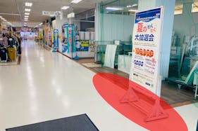 【マックスバリュ野辺地店】各種プロモーションイベントに最適な店舗出入口付近にあるイベントスペース