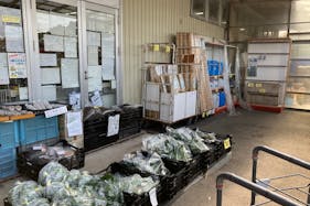 【ビルド海南店】販促プロモーションや物販イベントに適したスーパーの入り口横軒下スペース