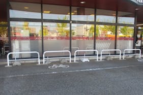 【キューピット五泉店】風除室前にあるキッチンカー専用スペース