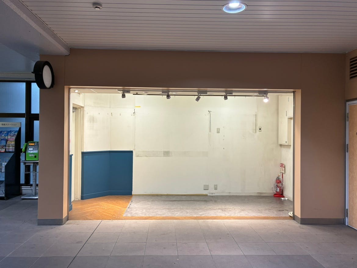 【Wing Kitchen京急鶴見】京急鶴見駅改札外区画(3坪)