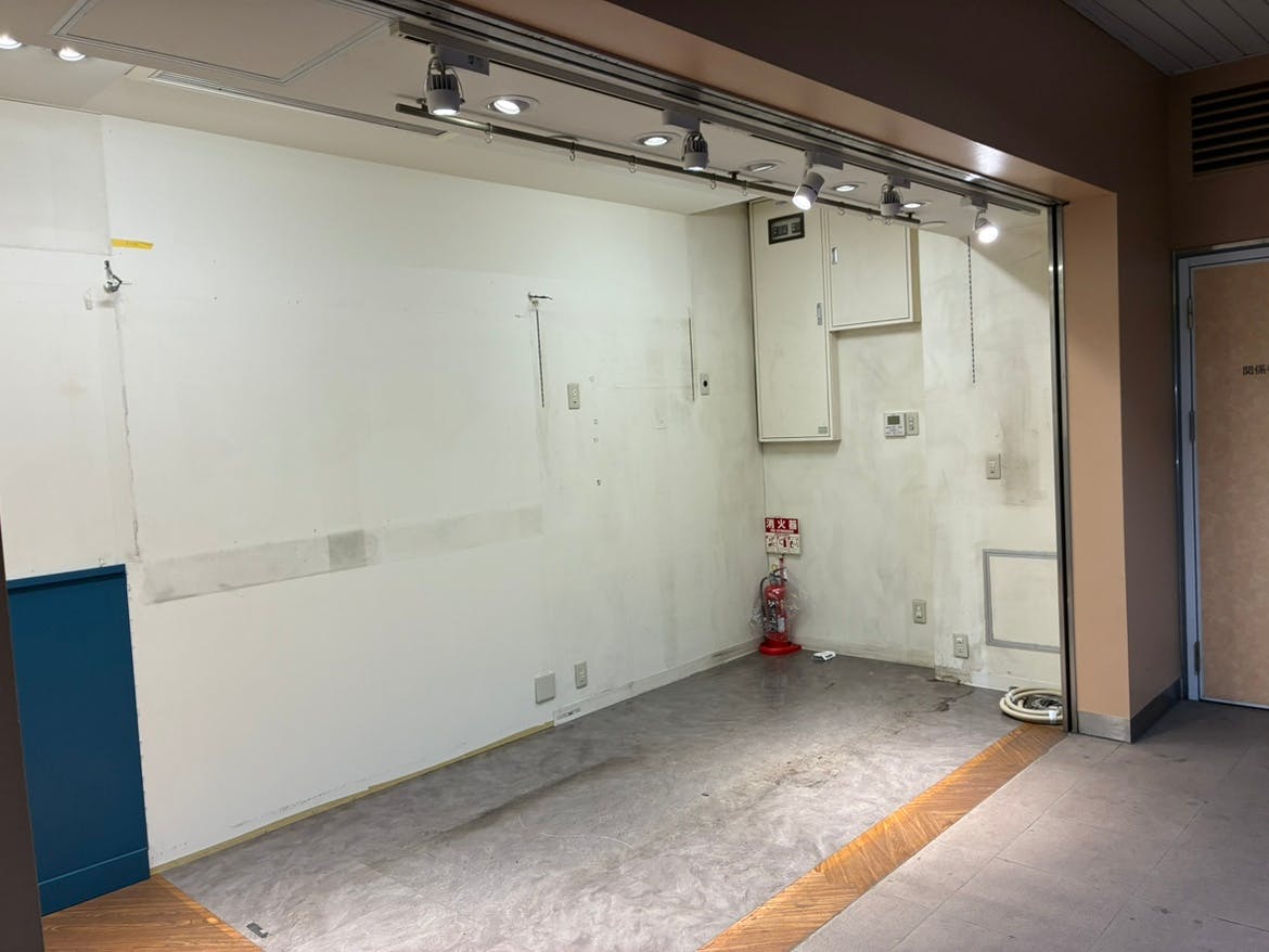 【Wing Kitchen京急鶴見】京急鶴見駅改札外区画(3坪)