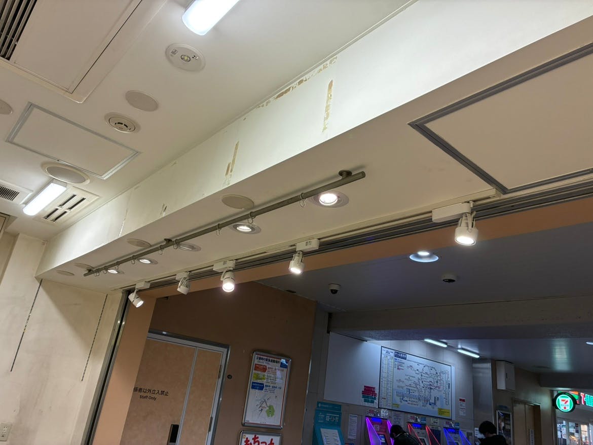 【Wing Kitchen京急鶴見】京急鶴見駅改札外区画（３坪）