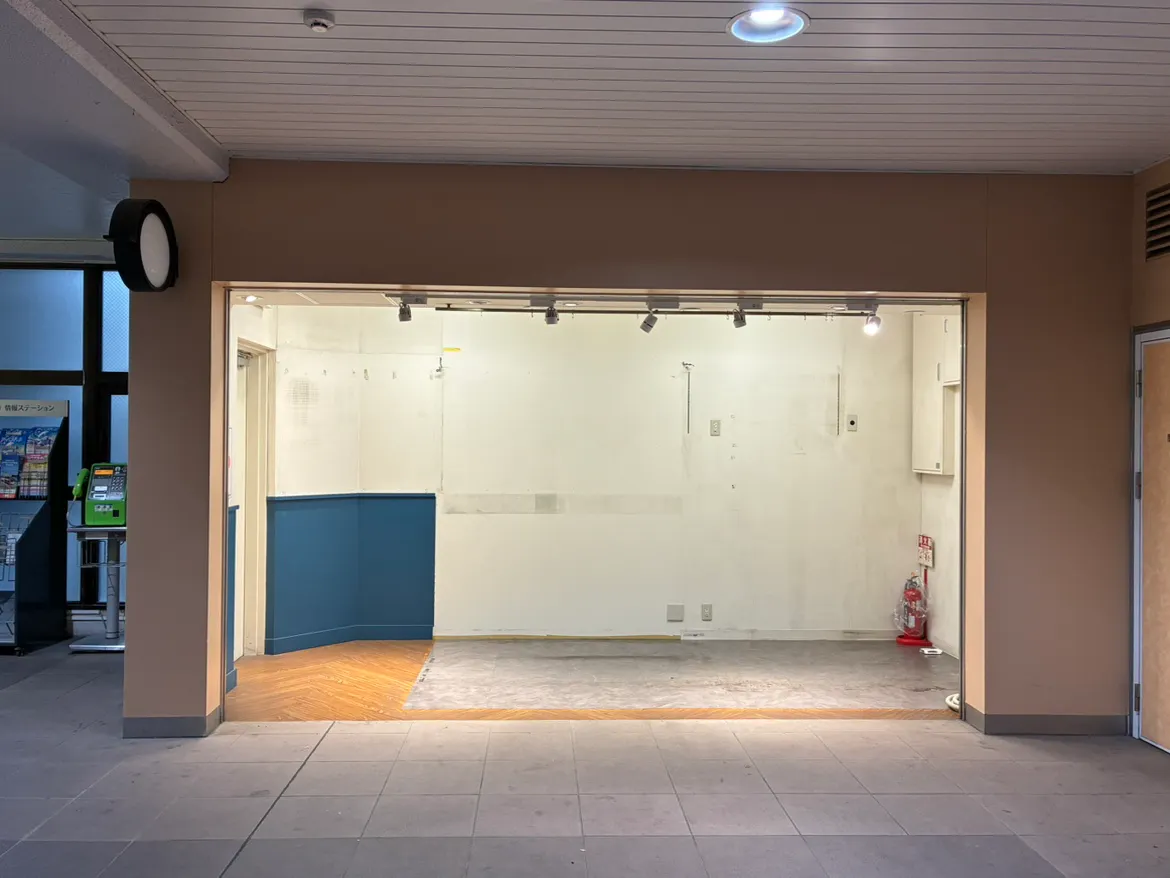 【Wing Kitchen京急鶴見】京急鶴見駅改札外区画（３坪）の画像