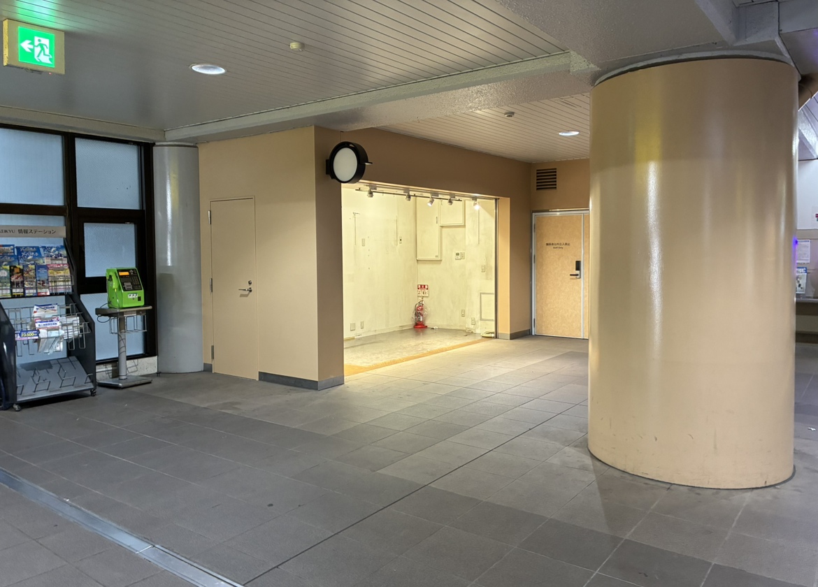 【Wing Kitchen京急鶴見】京急鶴見駅改札外区画（３坪）