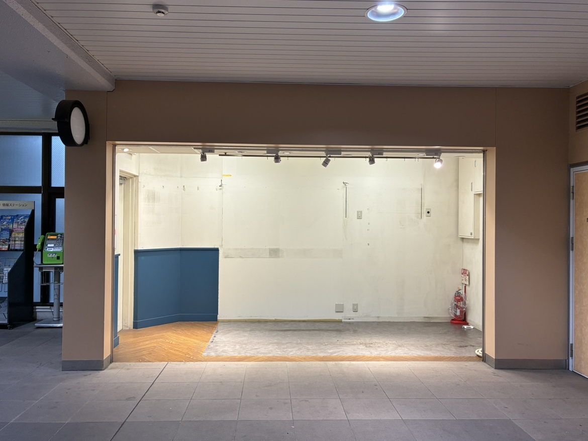 【Wing Kitchen京急鶴見】京急鶴見駅改札外区画（３坪）